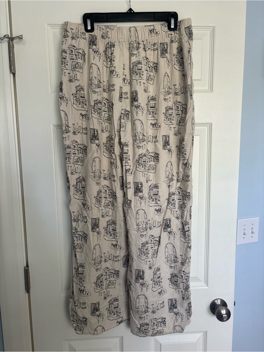 Abercrombie & Fitch Beige Lounge Pants with Black Sketch Print